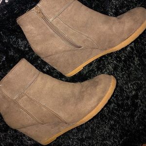 LIKE NEW TAN SEUDE WEDGE BOOTIES